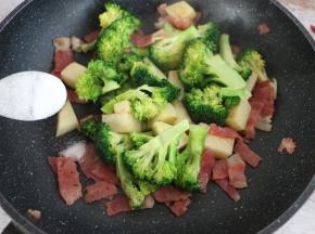 撒少许盐翻炒均匀，即可关火。