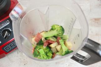将炒熟的蔬菜倒入汉美驰破壁机的料理杯中。