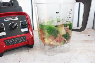 加入适量纯净水，你也可以用高汤来制作。制作浓汤时搅拌量不要超过1420ml，食材从低温或者室温开始搅拌。