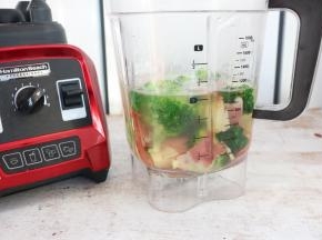 加入适量纯净水，你也可以用高汤来制作。制作浓汤时搅拌量不要超过1420ml，食材从低温或者室温开始搅拌。