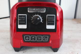 盖上破壁机上盖之后，打开右侧开关，选择浓汤键，大约运行5分45秒即可。