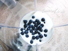 300g酸奶加蓝莓，用料理机打碎混合