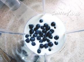 300g酸奶加蓝莓，用料理机打碎混合