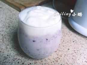 剩余酸奶倒入杯子