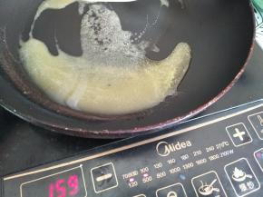 黄油放入平底锅融化