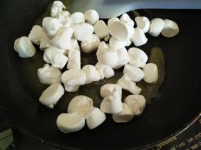 棉花糖倒入锅里