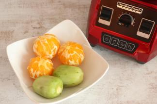 猕猴桃和橙子去皮。