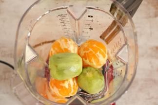 将水果直接放入料理杯中。