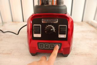 打开破壁机右侧开关。
一键式选择纯果汁模式即可。