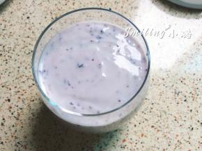 蓝莓酸奶混合物倒入思慕雪杯子中