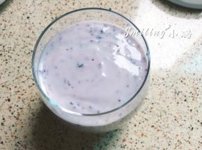 蓝莓酸奶混合物倒入思慕雪杯子中