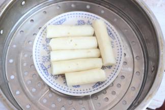 山药去皮后，上锅蒸熟。