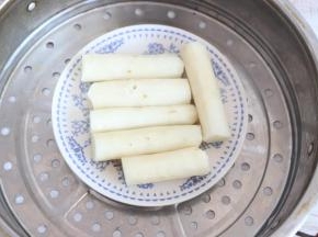 山药去皮后，上锅蒸熟。