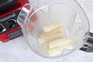 蒸熟的山药放入料理杯中。