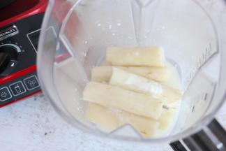 加入牛奶或者淡奶油都可以。我是用了250g 的山药泥中加入了100g 的牛奶。