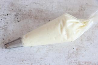 将山药泥装入裱花袋中，选择自己喜欢的花嘴。