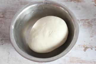 先将面粉加入适量清水揉成光滑的面团，醒发20分钟。