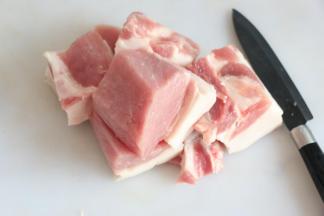 接下来准备馅料，将猪肉去皮切成块。