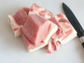 接下来准备馅料，将猪肉去皮切成块。