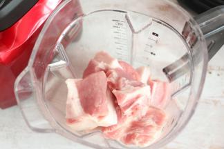 放入破壁机中。