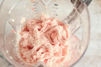 打好的肉馅非常细腻。