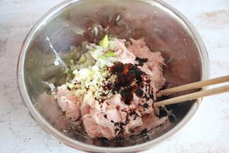 猪肉馅中加入葱末、姜末、蚝油、老抽、生抽、十三香、盐，搅拌均匀，腌制入味。