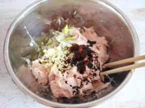 猪肉馅中加入葱末、姜末、蚝油、老抽、生抽、十三香、盐，搅拌均匀，腌制入味。