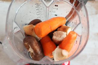 将香菇和胡萝卜放入料理杯中。中途可以用搅拌棒辅助一下。