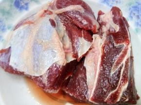 牛腱子买回来不用清洗，一条牛腱子切成2-3块，用盐涂抹均匀，放在大碗里