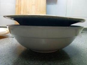 上面压一个盘子，再用重物压上，我是压了一袋米，也可以用装满水的瓶子压。放在凉爽的地方，冬天放北阳台就行，或者放在冰箱冷藏。一天以后把压出的血水倒出来，继续压，再压一天，再倒干净血水再进行下面的工作。