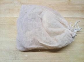 香料可以放在一个纱布袋子里，没有这么大的袋子就用小的，把诸如葱，小茴香，丁香，花椒等这种小粒的放在里面，到时比较容易捞出来