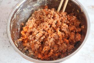 肉馅中加入搅打碎的蔬菜馅。