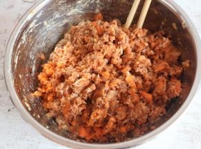 肉馅中加入搅打碎的蔬菜馅。