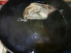 坐一个锅，放入能没过肉的水，水量多一点没事，因为后面要炖很长时间，不要炖干了。把调料包放进去，加入适量生抽、盐和一把冰糖，也可以放点料酒，我不喜欢料酒的味道，所以没放。开大火煮开以后转小火煮五分钟，关火，闷着。