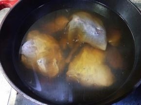 把刚才的香料汤烧开，放入牛腱子，大火烧开后转中小火炖半个小时，然后关火，闷半小时，铸铁锅保温性特别好，所以闷这半小时肉会继续在里面被炖透。然后再开中火转小火炖半个小时，此时用筷子扎一下肉，应该能稍微用点力气就扎进去，那么就关火，闷着，大概半个小时吧，再用筷子扎就能很容易扎透了。