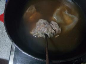 筷子轻松扎透即可。然后如果没用布袋把葱姜之类的装起来的话，此时要把煮烂的葱姜捞出来。我都装在袋子里了，所以省略这一步了。连同锅子一起端到凉爽的地方过夜，浸泡一夜可以让卤香更入味。