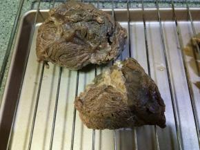 第二天就可以捞出来沥干水分了，我是把烤网架在烤盘上放上肉肉来晾的。沥干水分就可以吃了。