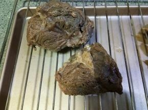 第二天就可以捞出来沥干水分了，我是把烤网架在烤盘上放上肉肉来晾的。沥干水分就可以吃了。