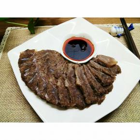 牛肉要横切，切薄片。配酱汁，我一般是一勺味达美，一勺醋，半勺芝麻油，适量老干妈混合。也可以放蒜泥，看自己口味吧