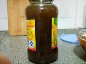 剩下的汤过滤后装入干净的瓶子，一周之内吃的话就冷藏，暂时不吃就冷冻，每个月拿出来解冻，煮沸再装瓶冷冻。下次再用拿出来直接解冻添水和调料再继续卤就可以了。慢慢留存久了就成为了传家老卤了，哈哈哈。