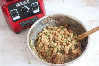 搅拌均匀，这样饺子馅就做好了。