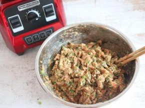 搅拌均匀，这样饺子馅就做好了。