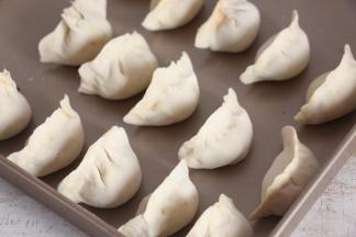 醒发好的面团切成小剂子，擀圆，包好饺子。