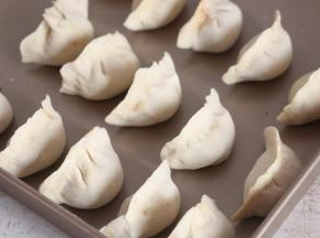 醒发好的面团切成小剂子，擀圆，包好饺子。