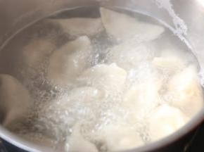 开水煮熟即可出锅。