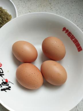鸡蛋打散入碗