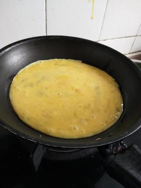 鸡蛋倒入煎锅