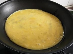 鸡蛋倒入煎锅