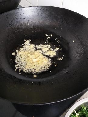 热锅入油放入姜炒香