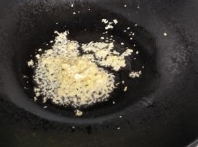 热锅入油放入姜炒香